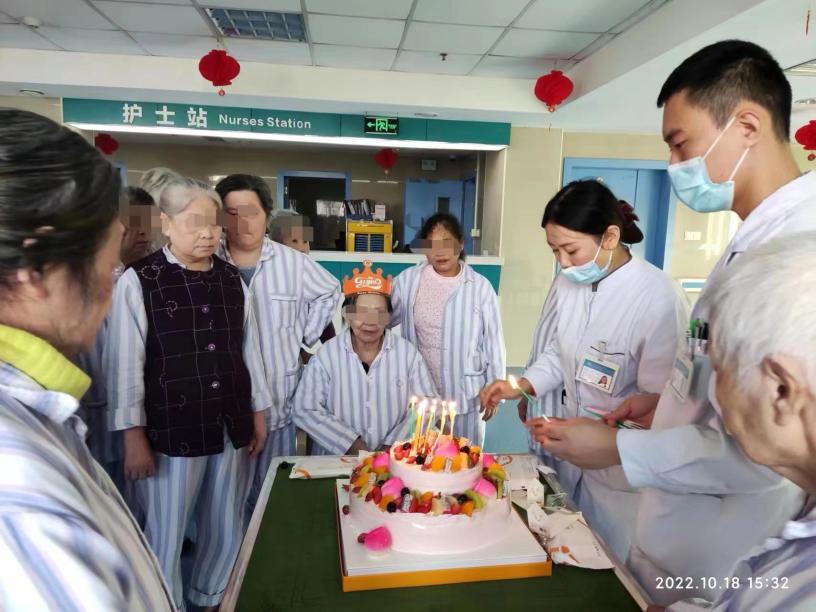 老一科给患者过生日.png